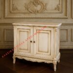 Κλασική κονσόλα VERONA με δύο ανοιχτόχρωμες πόρτες, ανάγλυφο διάκοσμο και καμπύλα πόδια