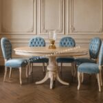 Κλασική Τραπεζαρία VIENNA με ανοιχτόχρωμη στρογγυλή επιφάνεια, τορνευτή κεντρική βάση και μπλε καπιτονέ καρέκλες.