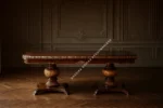 Κλασική Τραπεζαρία Imperial σε μπροστινή όψη του μακρόστενου τραπεζιού με σκούρα επιφάνεια και δύο έντονα διακοσμημένες βάσεις.