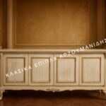 Κλασικός μπουφές Regency με ανοιχτόχρωμη χαμηλή βάση και ορθογώνια διακοσμημένα πλαίσια στις πόρτες