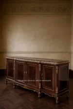 Κλασικός μπουφές Imperial με σκούρα καφέ πρόσοψη, πλούσιο περιμετρικό διάκοσμο και καμπύλα πόδια