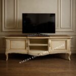 Κλασικό έπιπλο tv N1 σε ανοιχτή απόχρωση, με δύο πλαϊνές πόρτες, ανοικτά κεντρικά ράφια και καμπύλα πόδια