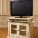 Κλασικό έπιπλο tv Carlotta σε ανοιχτή απόχρωση, με δύο γυάλινες πορτάδες και εσωτερικά ράφια ορατά από την πρόσοψη