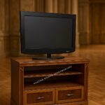 Κλασικό έπιπλο tv carmen 2 σε καφέ απόχρωση, με δύο χαμηλά συρτάρια και ανοικτά τμήματα κάτω από την επάνω επιφάνεια