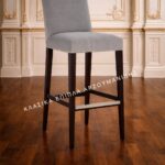 Κλασικό σκαμπό ART. 0324B με χαμηλή ορθογώνια γκρι πλάτη και σκούρα ψηλά πόδια