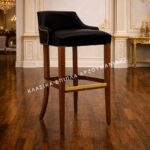 Κλασικό σκαμπό ART. 0460B με χαμηλή μαύρη πλάτη, επενδυμένα πλαϊνά και καφέ πόδια
