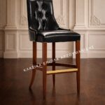 Κλασικό σκαμπό ART. 0410C με μαύρη καπιτονέ πλάτη και κάθισμα πάνω σε καφέ ψηλά πόδια