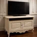 Κλασικό έπιπλο tv Ν38 σε ανοιχτή απόχρωση, με μεγάλο ανοικτό επάνω τμήμα, δύο χαμηλές πορτάδες και διακοσμημένη καμπύλη βάση