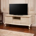 Κλασικό έπιπλο tv N39 σε ανοιχτή απόχρωση, με ανοικτό κεντρικό τμήμα, πλαϊνές πορτάδες και καμπύλα πόδια