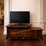 Κλασικό έπιπλο tv N40 σε καφέ απόχρωση, με φαρδύ αριστερό κλειστό τμήμα, δεξιά συρτάρια και ανοικτό επάνω ράφι