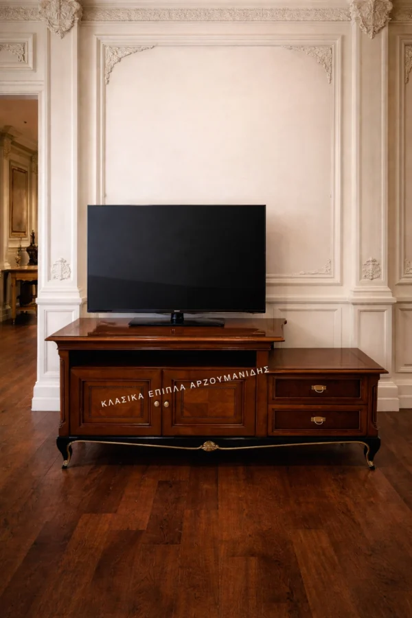 Κλασικό έπιπλο tv N40 σε καφέ απόχρωση, με φαρδύ αριστερό κλειστό τμήμα, δεξιά συρτάρια και ανοικτό επάνω ράφι