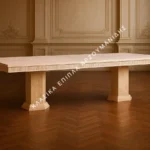 Κλασική τραπεζαρία LUISA με μακρόστενη ανοιχτόχρωμη επιφάνεια και δύο ορθογώνιες βάσεις.