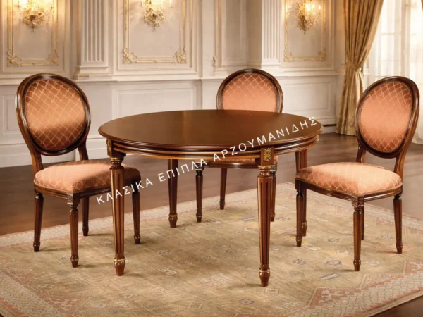 Κλασική τραπεζαρία 904TL με καφέ στρογγυλή επιφάνεια, λεπτά πόδια και καρέκλες με οβάλ πλάτες σε θερμή απόχρωση.