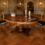 Κλασική τραπεζαρία QUEEN II OVAL με καφέ οβάλ επιφάνεια, τορνευτή κεντρική βάση και καρέκλες με ανοιχτές διακοσμημένες πλάτες.