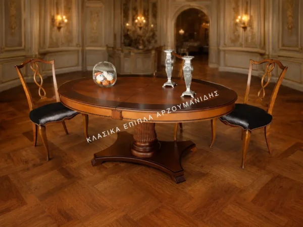 Κλασική τραπεζαρία QUEEN II OVAL με καφέ οβάλ επιφάνεια, τορνευτή κεντρική βάση και καρέκλες με ανοιχτές διακοσμημένες πλάτες.