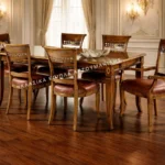 Κλασική τραπεζαρία 989-TI με καφέ ορθογώνιο τραπέζι, λεπτά πόδια και καρέκλες με διάτρητες λεπτομέρειες στην πλάτη.