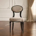 Κλασική καρέκλα 1058-S με μαύρο πλαίσιο, οριζόντια οβάλ πλάτη και μονόχρωμη μπεζ ταπετσαρία