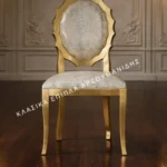 Κλασική καρέκλα 8282S με ανοιχτόχρωμο πλαίσιο σε χρυσαφί τόνους, οβάλ πλάτη με κυματιστό περίγραμμα και γκρι ταπετσαρία