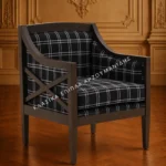 Κλασική πολυθρόνα 9185P σε λοξή εμπρόσθια όψη, με σκούρο ξύλινο πλαίσιο, χιαστί πλαϊνά και καρό επένδυση.