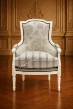 Κλασική πολυθρόνα 9490P, λοξή εμπρόσθια όψη με γκρι και λευκό ύφασμα, με διαμορφωμένη πλάτη, μαξιλάρι καθίσματος και ανοιχτόχρωμα σκαλιστά πόδια