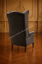Κλασική πολυθρόνα 9597P, λοξή πίσω όψη με σκούρα καφέ επένδυση