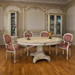Κλασική Τραπεζαρία Verona oval σε πλάγια όψη της ανοιχτόχρωμης οβάλ επιφάνειας και των καρεκλών με οβάλ πλάτες σε ροζ τόνους.