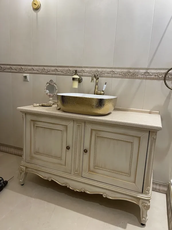 Κλασικό έπιπλο μπάνιου σε κατοικία στα Νέα Μάλγαρα