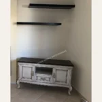 Κλασικό έπιπλο τηλεόρασης ANGELA σε ανοιχτή απόχρωση με δύο σκούρα ράφια τοίχου