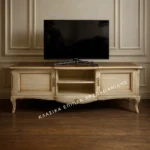 Κλασικό έπιπλο tv N1 σε ανοιχτή απόχρωση, με δύο πλαϊνές πόρτες, ανοικτά κεντρικά ράφια και καμπύλα πόδια