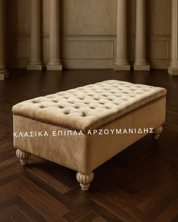 Κλασικό σκαμπό CRETE με μακρόστενη καπιτονέ επιφάνεια, επενδυμένο σώμα και χαμηλά πόδια
