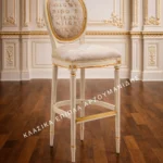 Κλασικό σκαμπό ART. 0252B με οβάλ διακοσμημένη πλάτη και ανοιχτόχρωμο σκελετό με χρυσαφί λεπτομέρειες