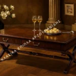 Κλασικό τραπέζι σαλονιού VALENTINO σε καφέ απόχρωση, με ορθογώνια επιφάνεια, σταυρωτά πλαϊνά στηρίγματα και χαμηλή οριζόντια τραβέρσα