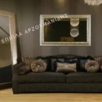 Κλασικό σαλόνι SYMBOL με σκούρα επένδυση, διακοσμημένη πλάτη και στρογγυλά μαξιλάρια
