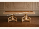 Κλασική τραπεζαρία JADORE με μακρόστενη καφέ επιφάνεια, ανοιχτόχρωμο πλαίσιο και δύο έντονα διακοσμημένες καμπύλες βάσεις.