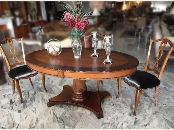 Κλασική τραπεζαρία QUEEN II OVAL με οβάλ καφέ επιφάνεια, κεντρική βάση και καρέκλες με διάτρητες διακοσμημένες πλάτες.