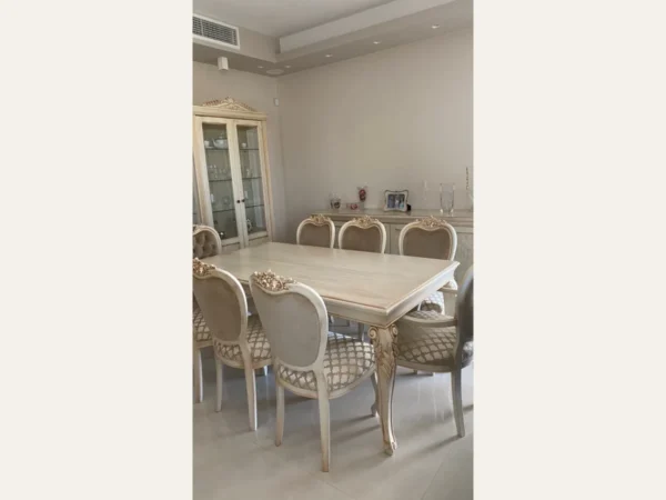 Κλασική τραπεζαρία Amelia με ανοιχτόχρωμο ορθογώνιο τραπέζι, διακοσμημένα καμπύλα πόδια και καρέκλες με οβάλ πλάτες.