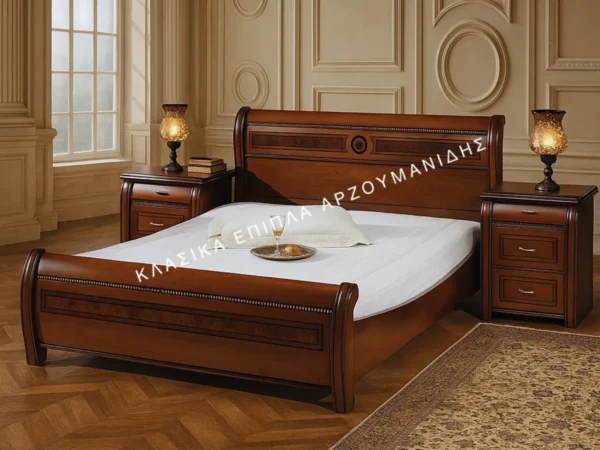 Κλασική Κρεβατοκάμαρα DANAI 2 με καφέ πλαίσιο, καμπύλα τελειώματα, διακοσμητικό μοτίβο στο κεφαλάρι και κομοδίνα.