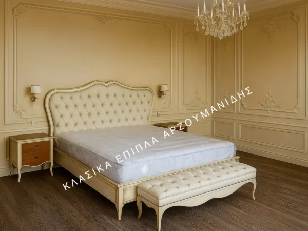 Κλασική Κρεβατοκάμαρα LAOURA με ανοιχτόχρωμο καπιτονέ κεφαλάρι, καμπύλο πλαίσιο και καπιτονέ πάγκο μπροστά από το κρεβάτι.