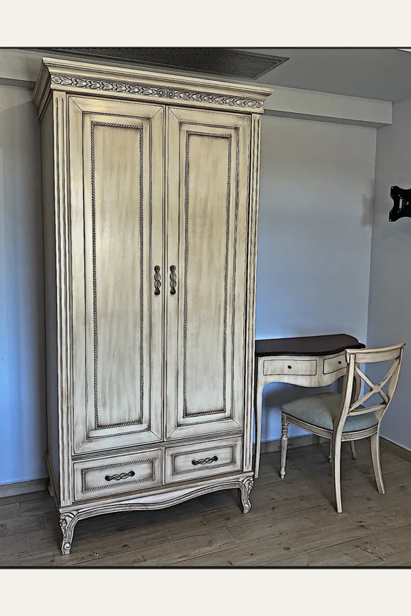 Κλασική Ντουλάπα Ν14 σε ανοιχτή πατίνα με δύο ψηλές πόρτες και δύο χαμηλά συρτάρια