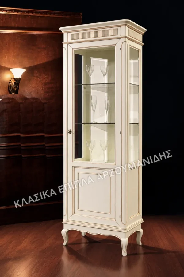Κλασική βιτρίνα ENOS 1F σε ανοιχτή απόχρωση, με μία γυάλινη πόρτα, κλειστό κάτω τμήμα και λεπτά καμπύλα πόδια