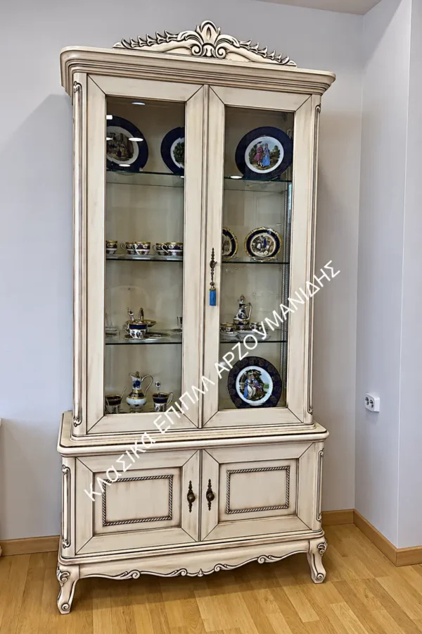 Κλασική βιτρίνα Verona με διακοσμημένη κορυφή, δύο γυάλινα επάνω τμήματα και κλειστές κάτω πόρτες