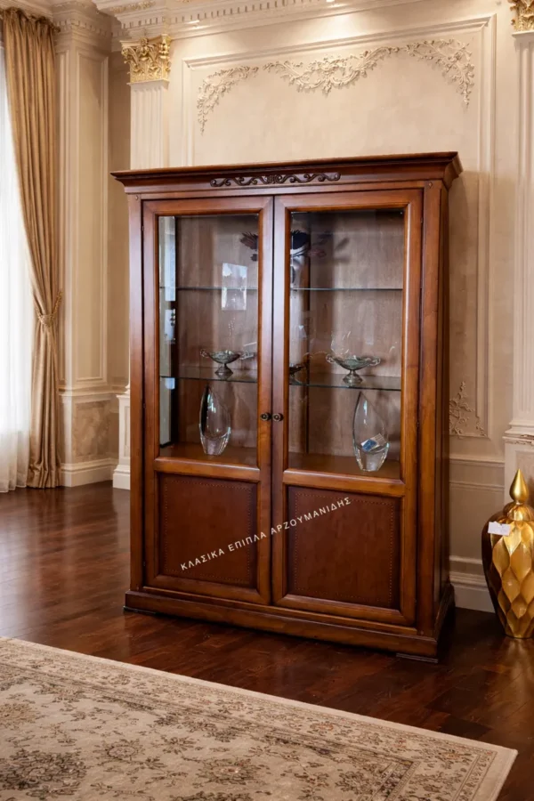 Κλασική βιτρίνα ΕΠΙΦΑΝΗΣ σε καφέ απόχρωση, με δύο γυάλινα επάνω τμήματα και κλειστές κάτω πόρτες
