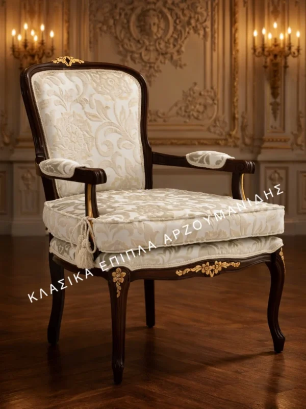 Κλασική πολυθρόνα ART 9265P με καφέ πλαίσιο, ορθογώνια πλάτη με κρεμ ανθική επένδυση, ανοιχτά μπράτσα και διακοσμημένα μπροστινά πόδια