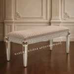 Κλασικό σκαμπό 0150Q σε πλάγια όψη, με μπεζ επένδυση, ασημί πατίνα και χρυσές διακοσμητικές ροζέτες