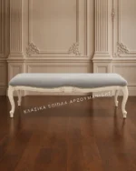 Κλασικό σκαμπό BRENDA 0369Q με παλαιωμένη εκρού βάση και λείο γκρι ύφασμα, μπροστινή όψη