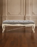 Κλασικό σκαμπό BRENDA 0369Q με γκρι καπιτονέ ύφασμα και εκρού βάση με χρυσές λεπτομέρειες, μπροστινή όψη