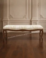 Κλασικό σκαμπό BRENDA 0369Q με σκαλιστή καφέ ξύλινη βάση και εκρού φλοράλ ύφασμα σε κλασικό χώρο – Έπιπλα Αρζουμανίδης